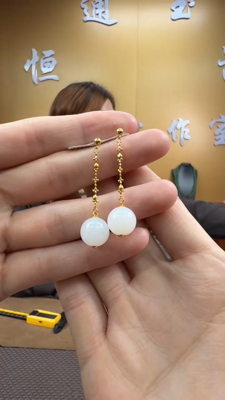 颈饰18K金镶嵌和田玉耳饰一对