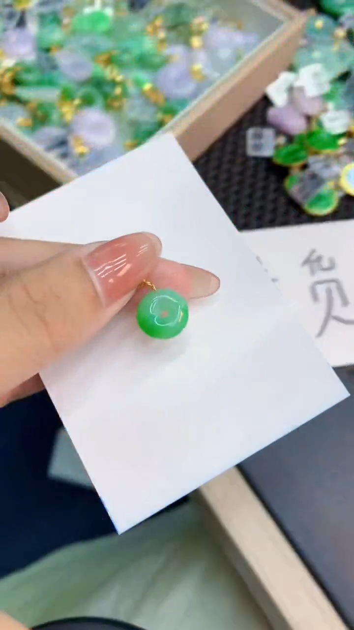 翡翠未镶嵌颈饰           1