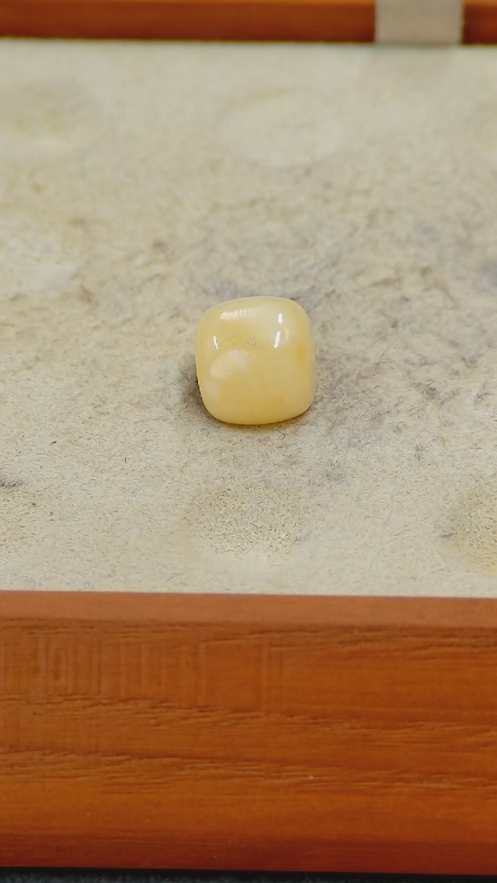 【闪购商品】蜜蜡裸石未镶嵌俄料微瑕10.9*9.8MM0.817克