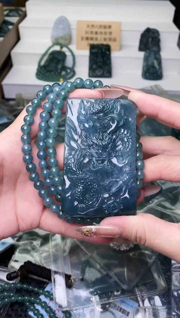 颈饰未镶嵌翡翠 