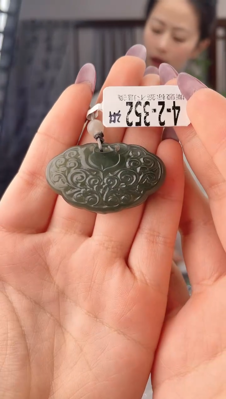 颈饰未镶嵌和田玉锁 352