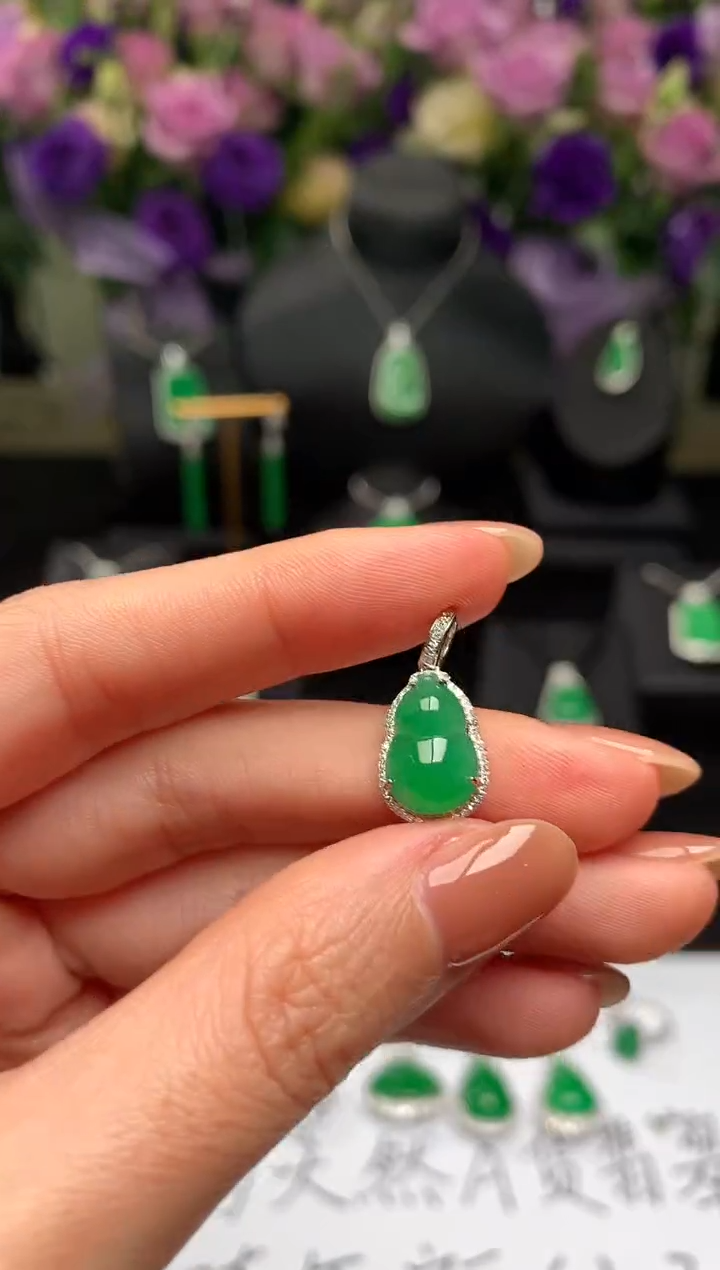 颈饰18K金镶嵌翡翠葫芦