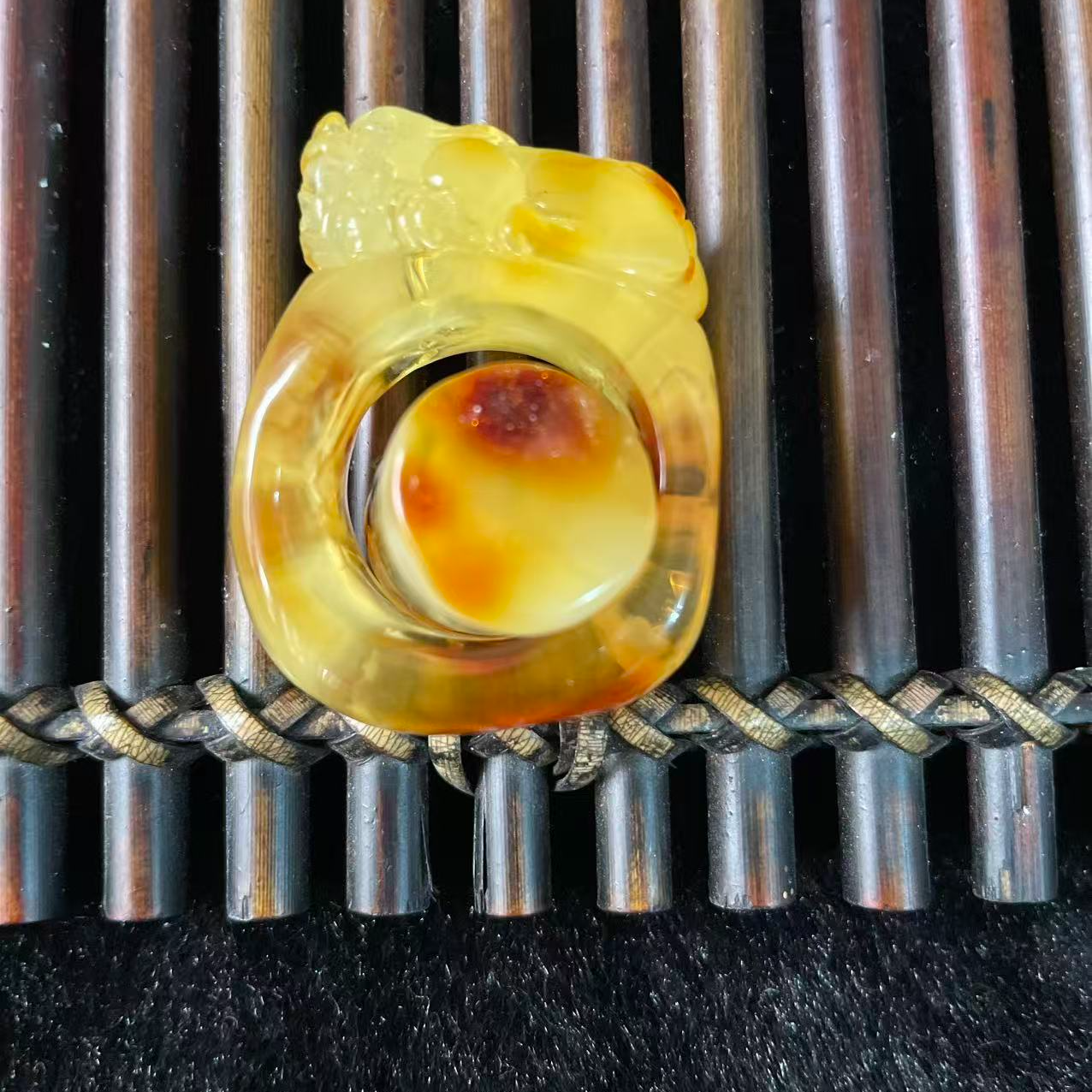天然时尚精美雕刻琥珀扳指