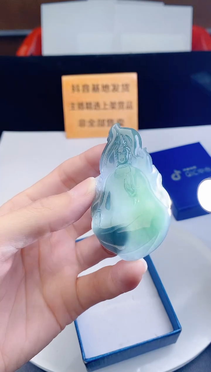 颈饰未镶嵌翡翠 