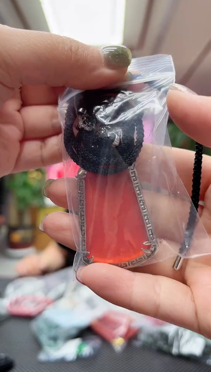 【闪购商品】蛇纹石玉挂件未镶嵌红无事牌/多样性发货其中发一