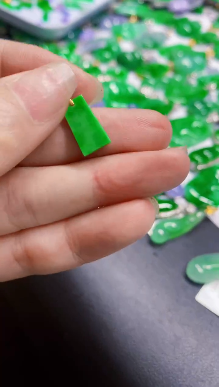 颈饰18K金镶嵌翡翠糯****?1111