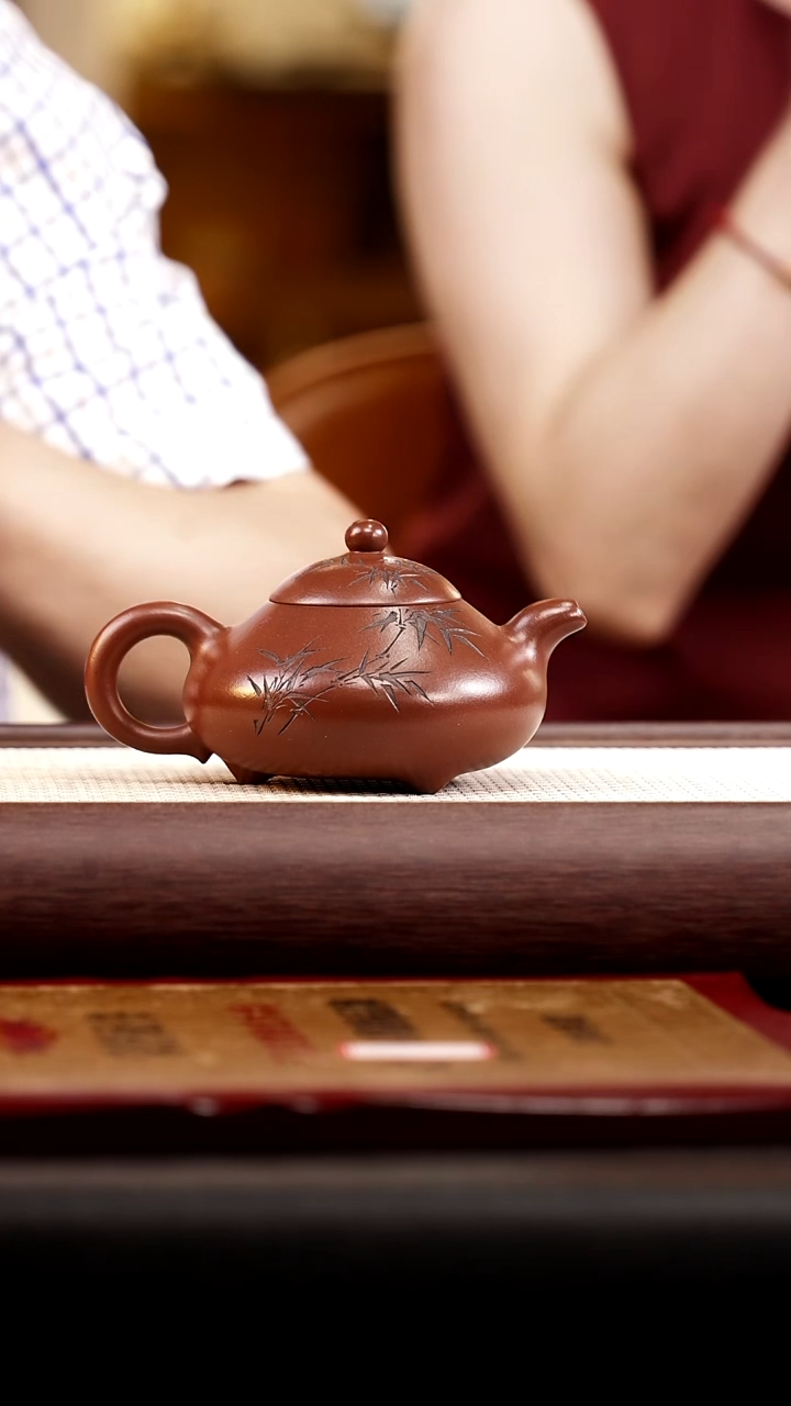 茶壶紫砂红皮龙三足玉乳