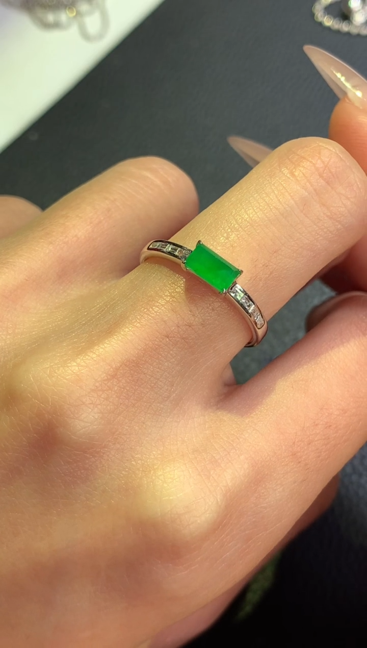 【闪购商品】翡翠戒指18K金镶嵌绿马鞍戒指