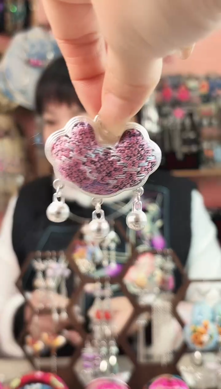 织绣彩云南阁老绣饰品  133