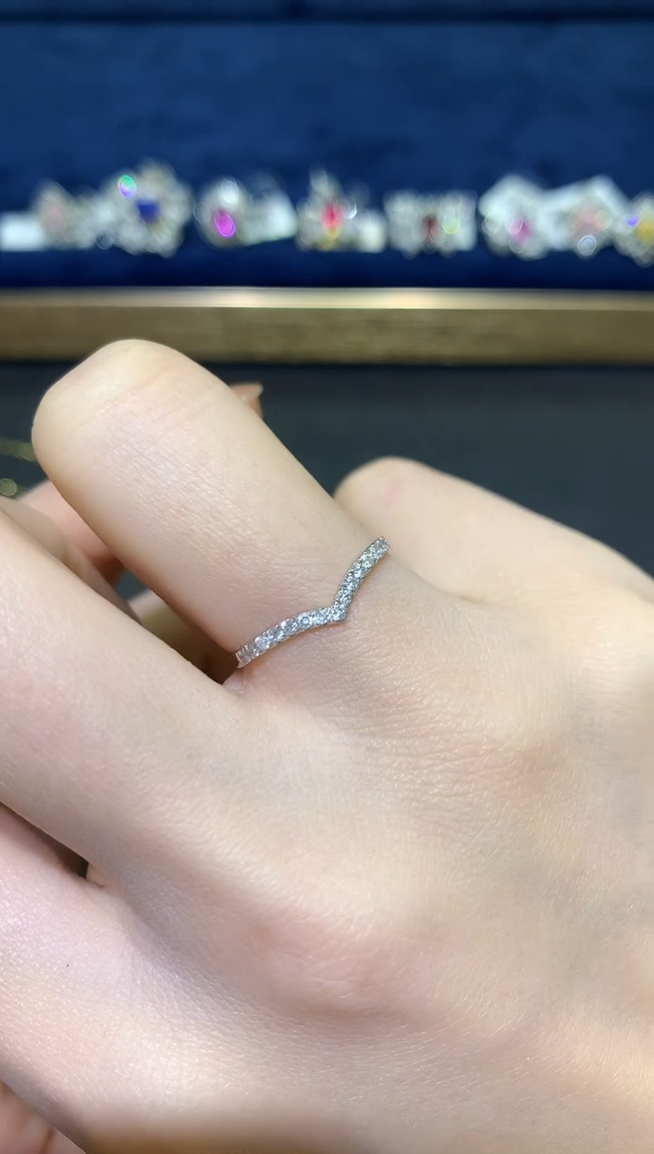 【闪购商品】钻石/18K金镶嵌v戒戒指