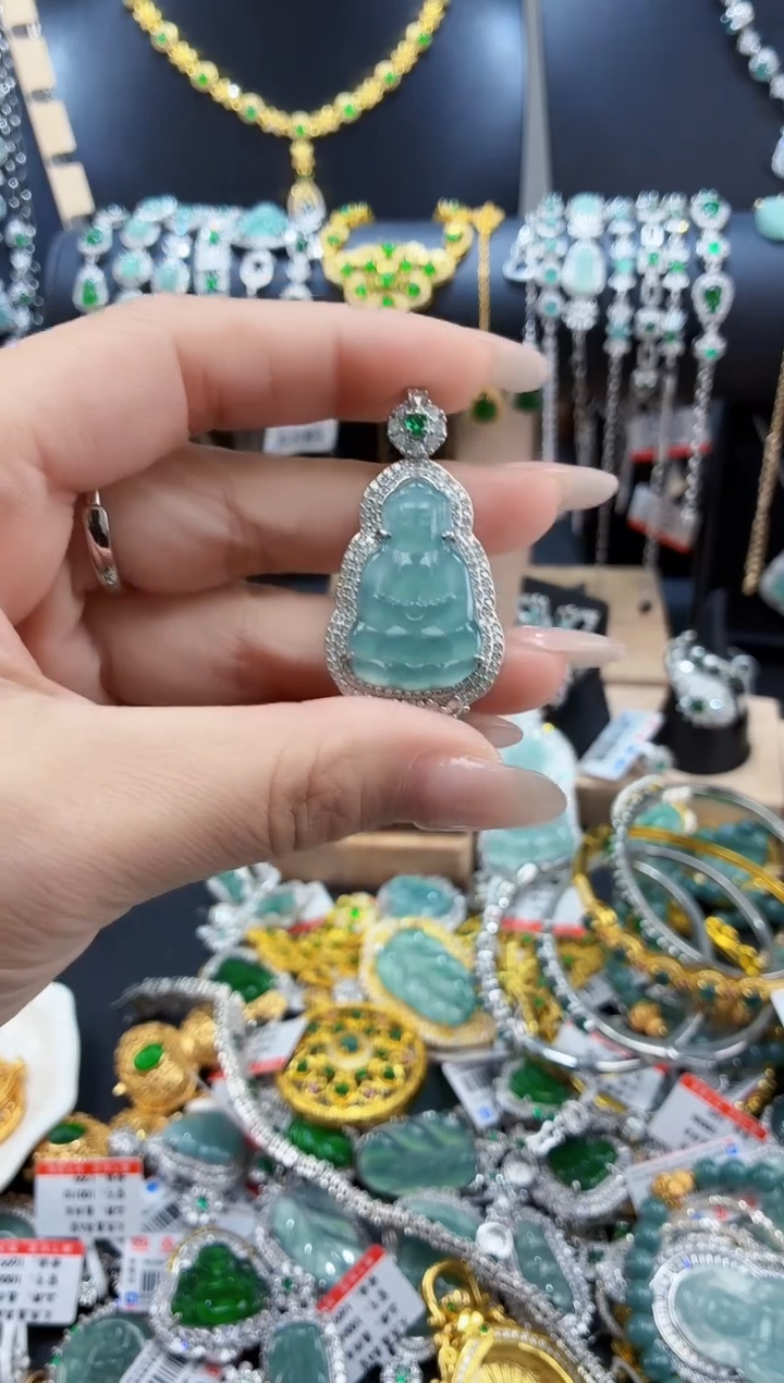 翡翠未镶嵌颈饰天然翡翠a货 多样性发其一