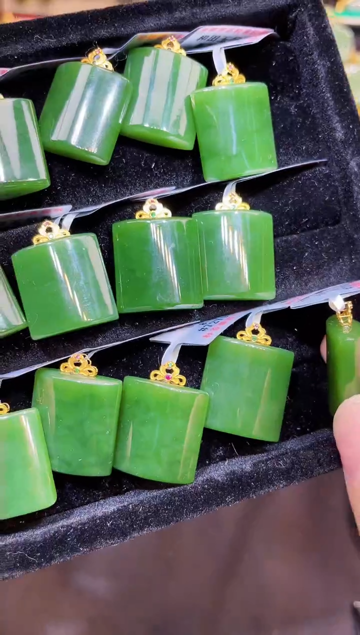 吊坠(赠链)18K金镶嵌和田玉30MM 多样性发一