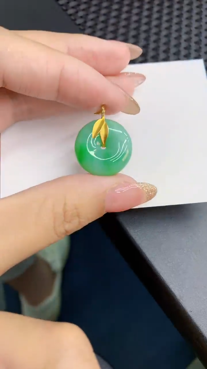 【闪购商品】翡翠18K金镶嵌颈饰            8