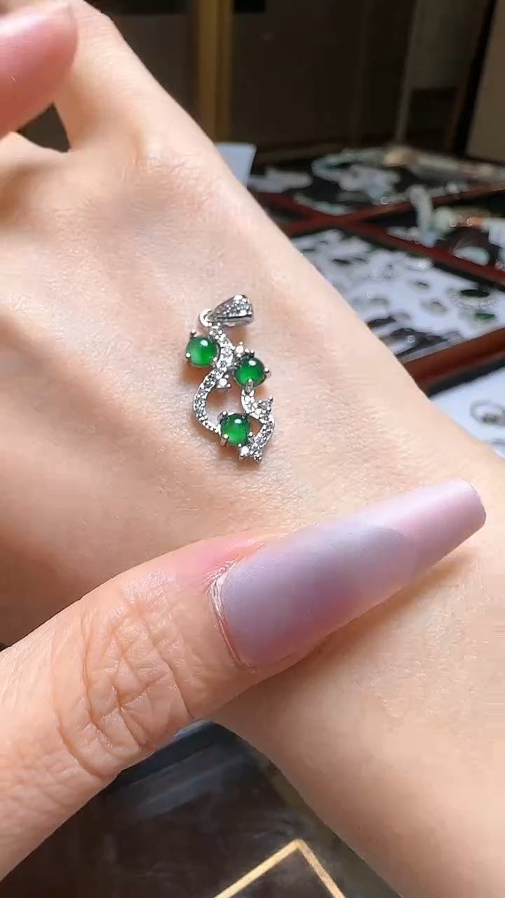 【闪购商品】翡翠吊坠(不含链)未镶嵌翡翠