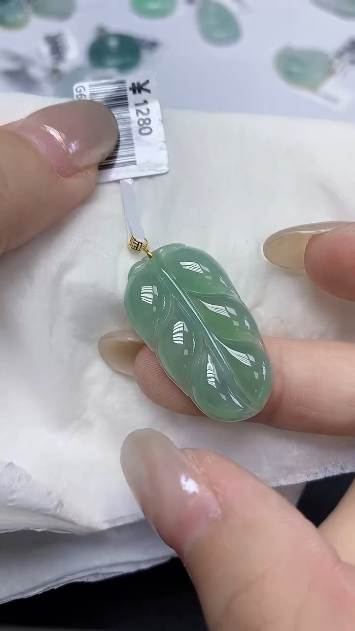 翡翠18K金镶嵌颈饰天然缅甸翡翠A货