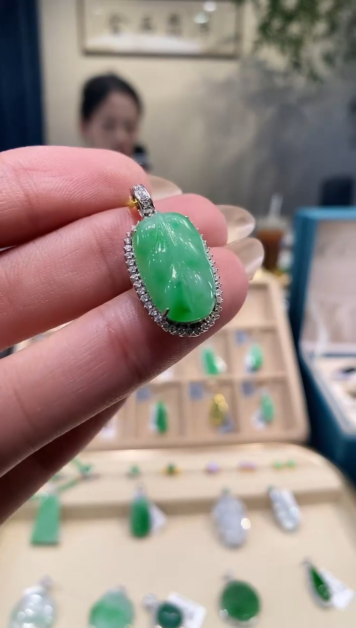 【闪购商品】翡翠吊坠(不含链)18K金镶嵌叶子