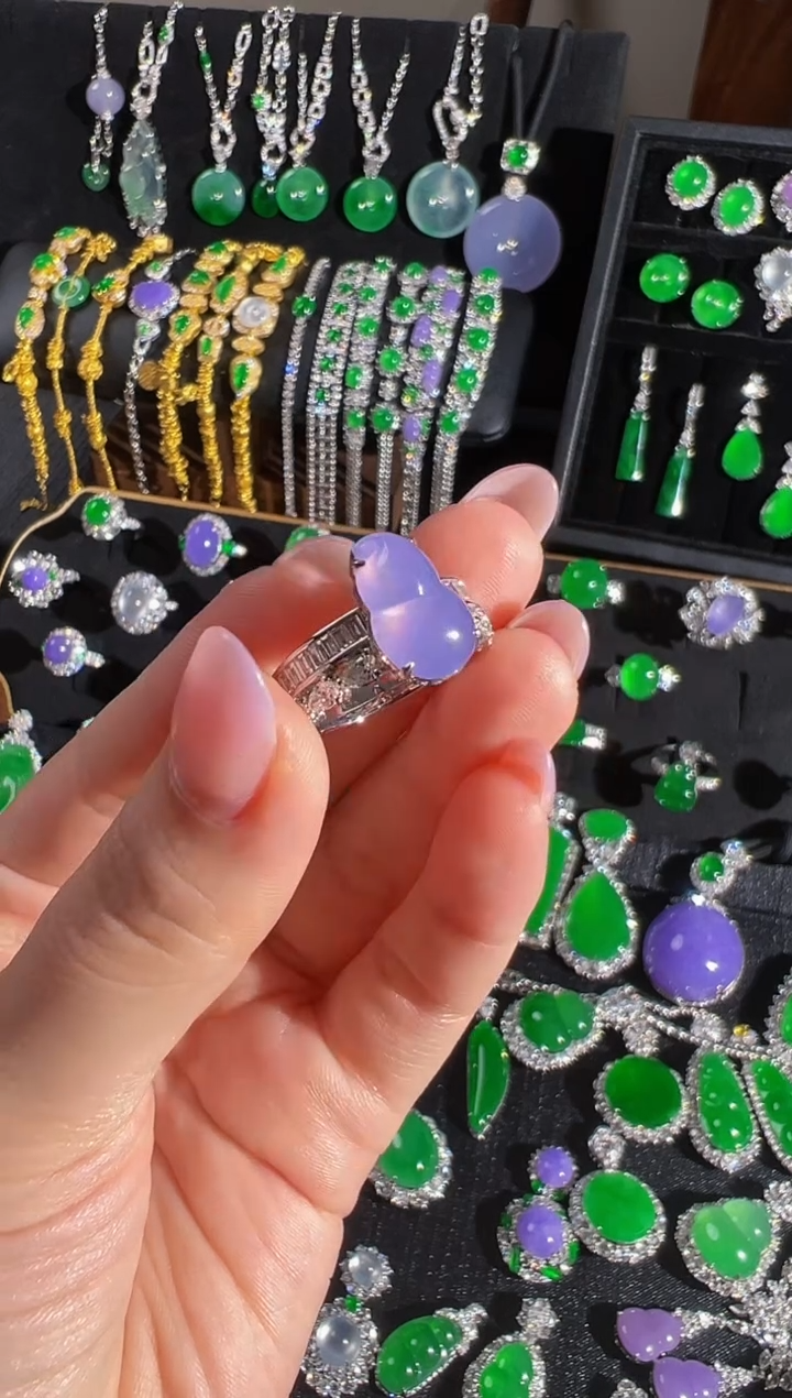 颈饰18K金镶嵌翡翠蛋面戒指