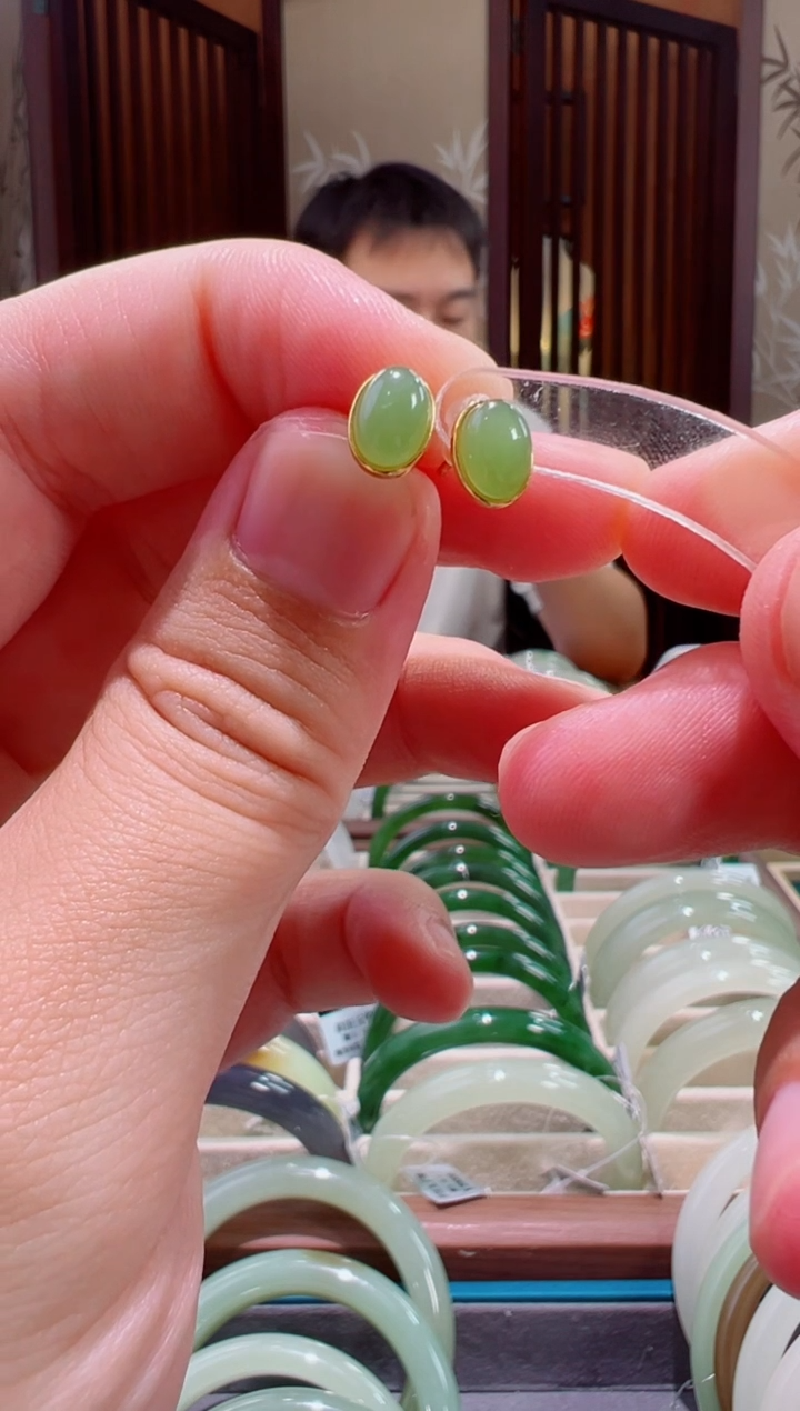 未镶嵌和田玉耳饰碧玉