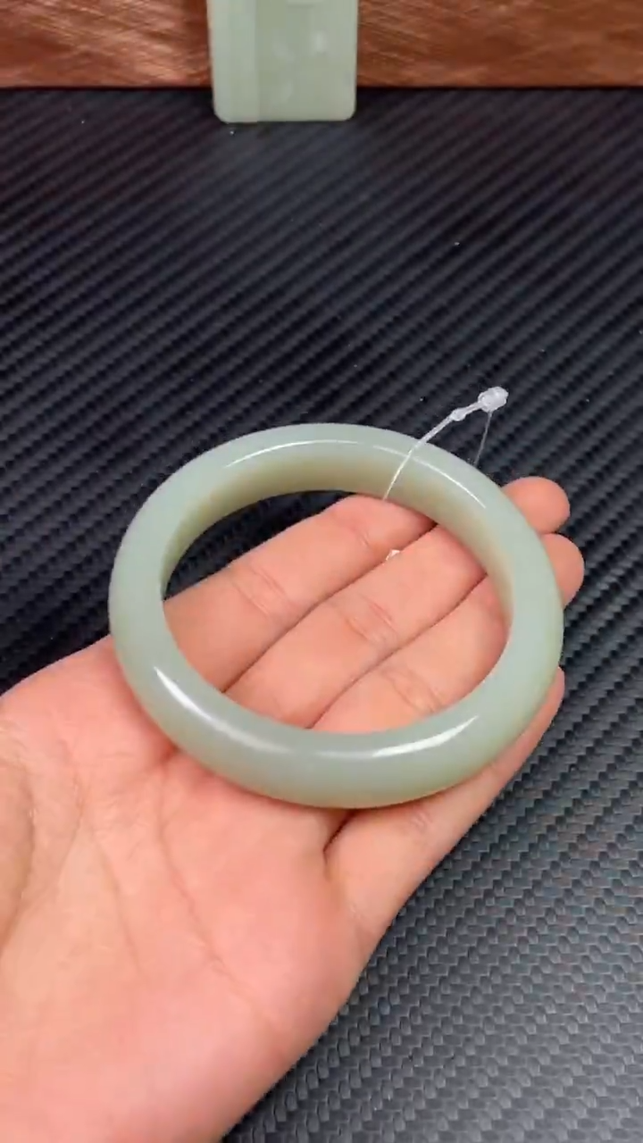 【闪购商品】和田玉手镯未镶嵌且末微色差近矿58