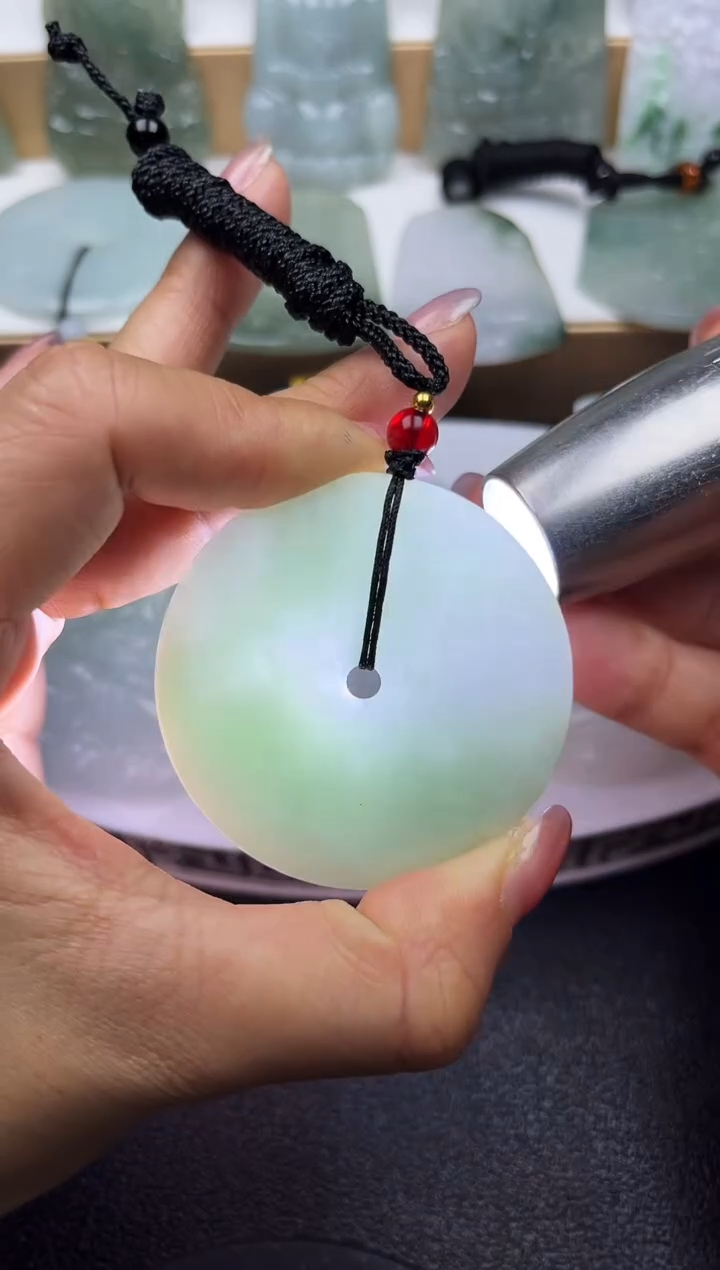 颈饰未镶嵌翡翠  