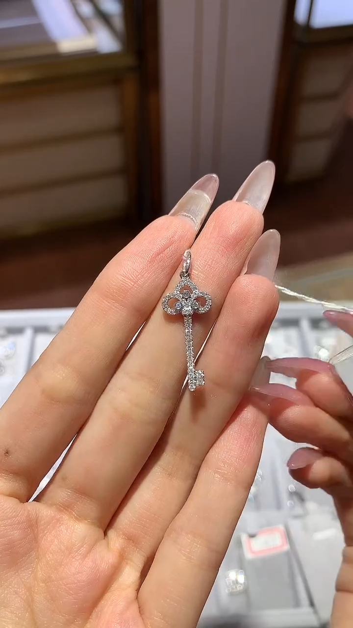 【闪购商品】钻石吊坠18K金镶嵌钻石吊坠