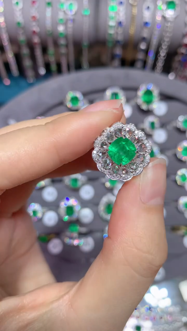 【闪购商品】祖母绿戒指18K金镶嵌1.86CT