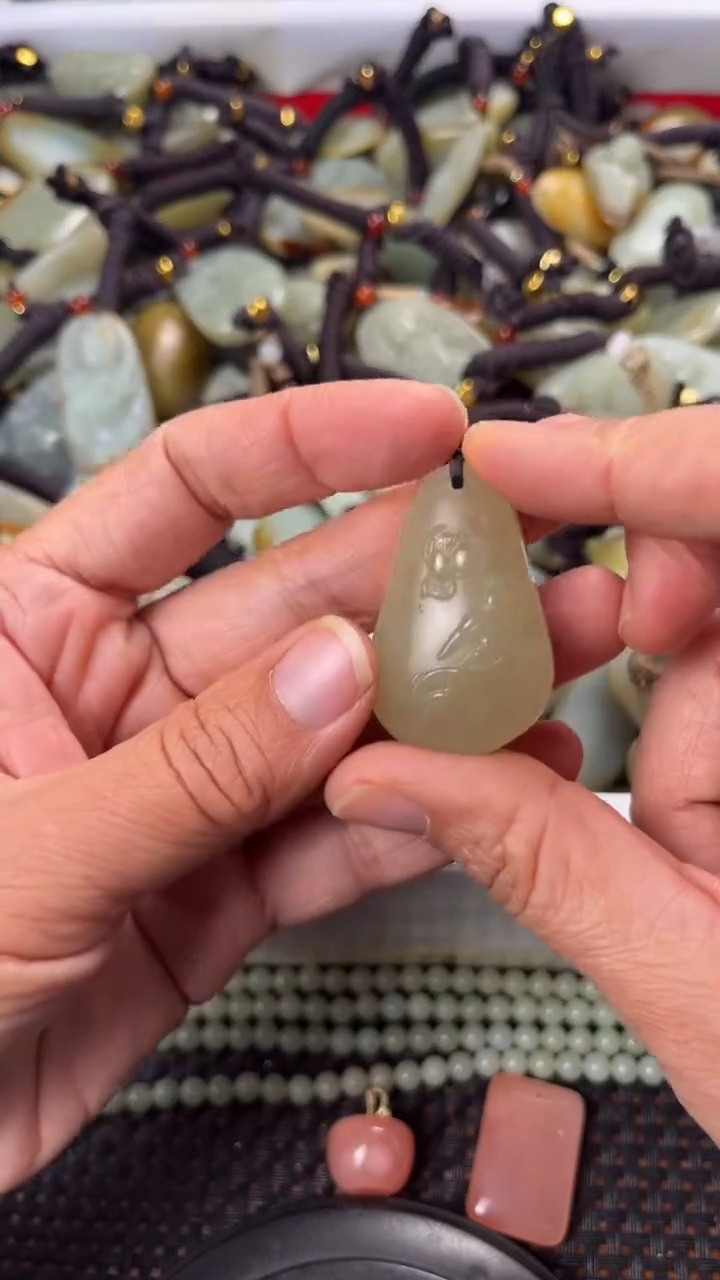 【闪购商品】和田玉颈饰未镶嵌多样性发货没有证书拍一发一有瑕