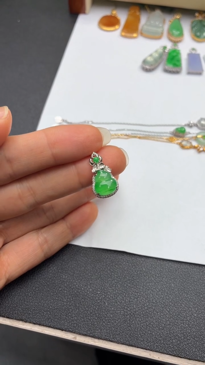 颈饰18K金镶嵌翡翠天然翡翠A货