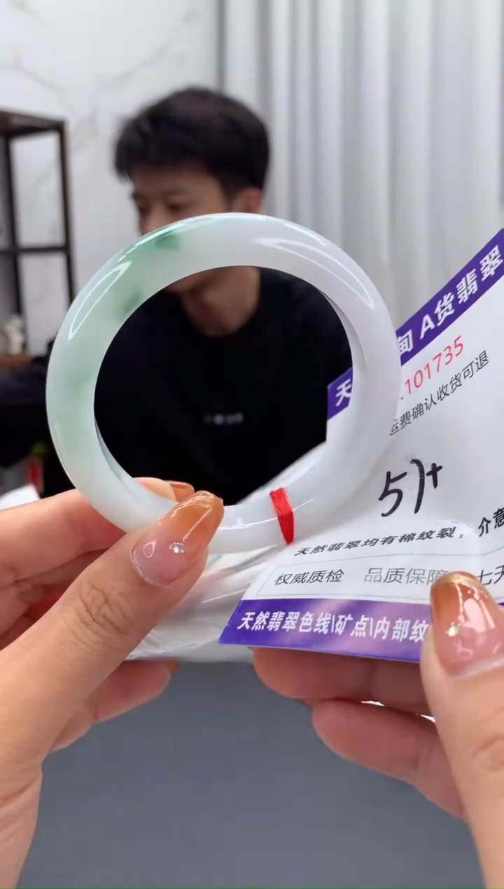 未镶嵌手镯翡翠有纹，完美者勿拍