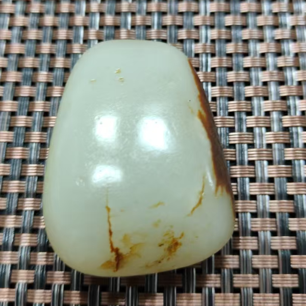 巴依哥精美和田玉83.6克