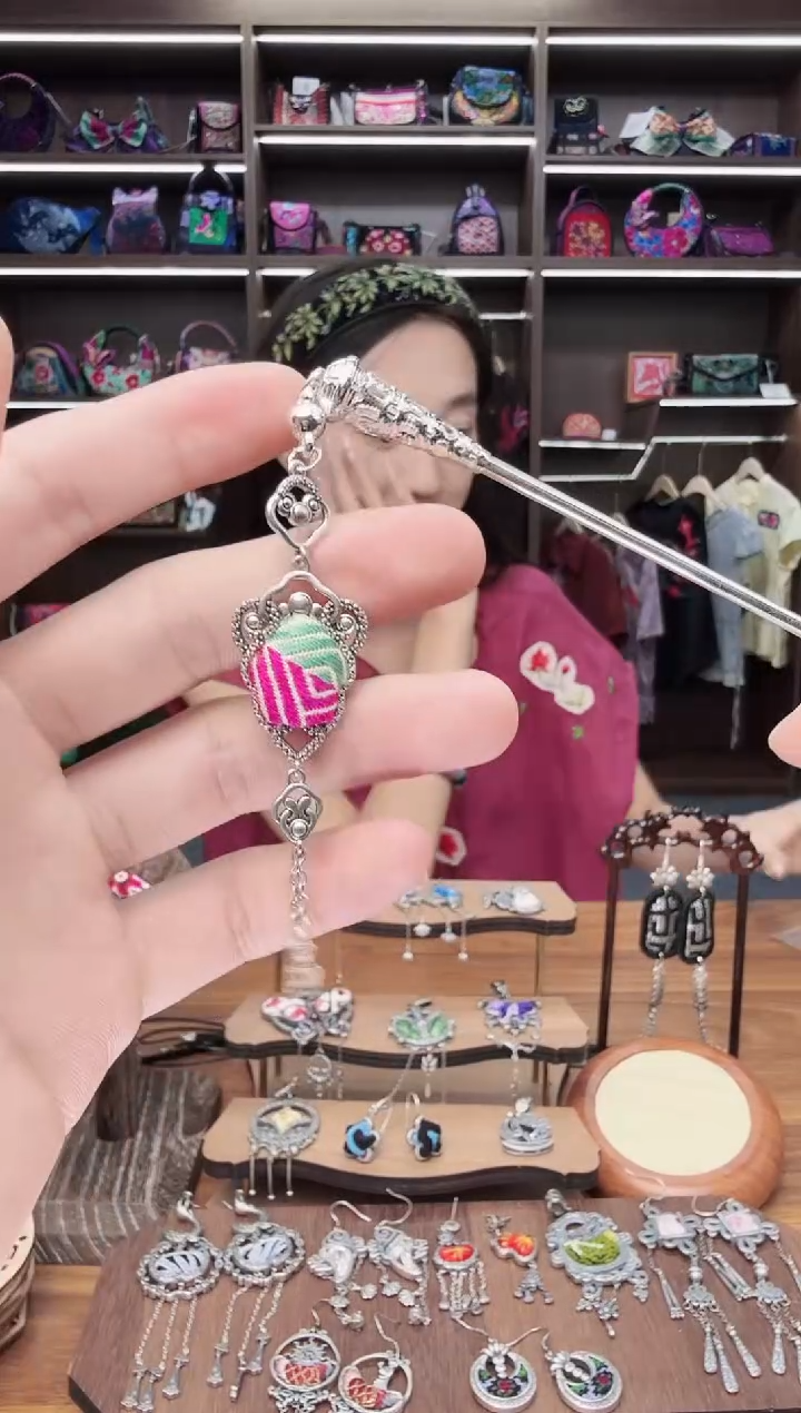 织绣152蒙阿苏苗绣传承店