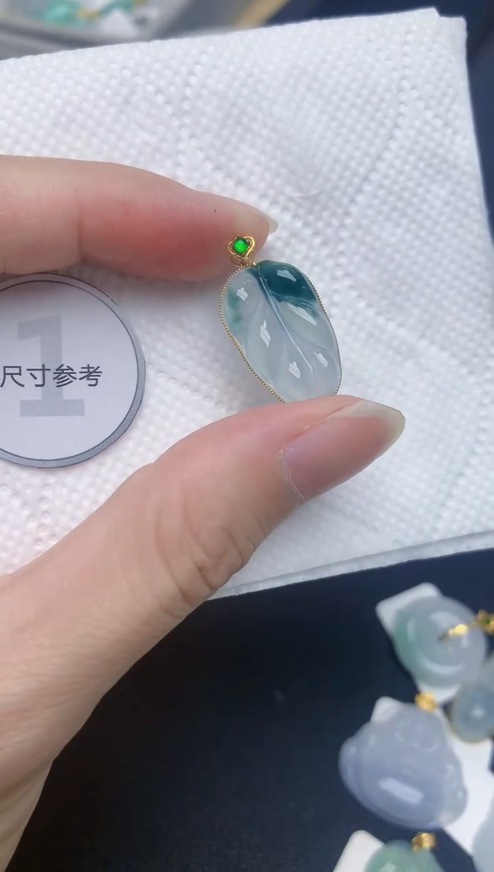 颈饰18K金镶嵌翡翠天然A货翡翠