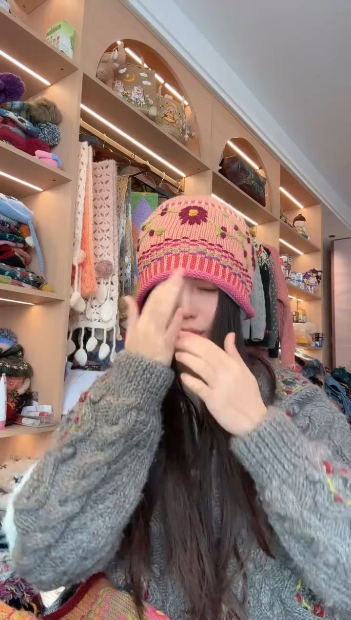 羊毛粉色卷边帽 