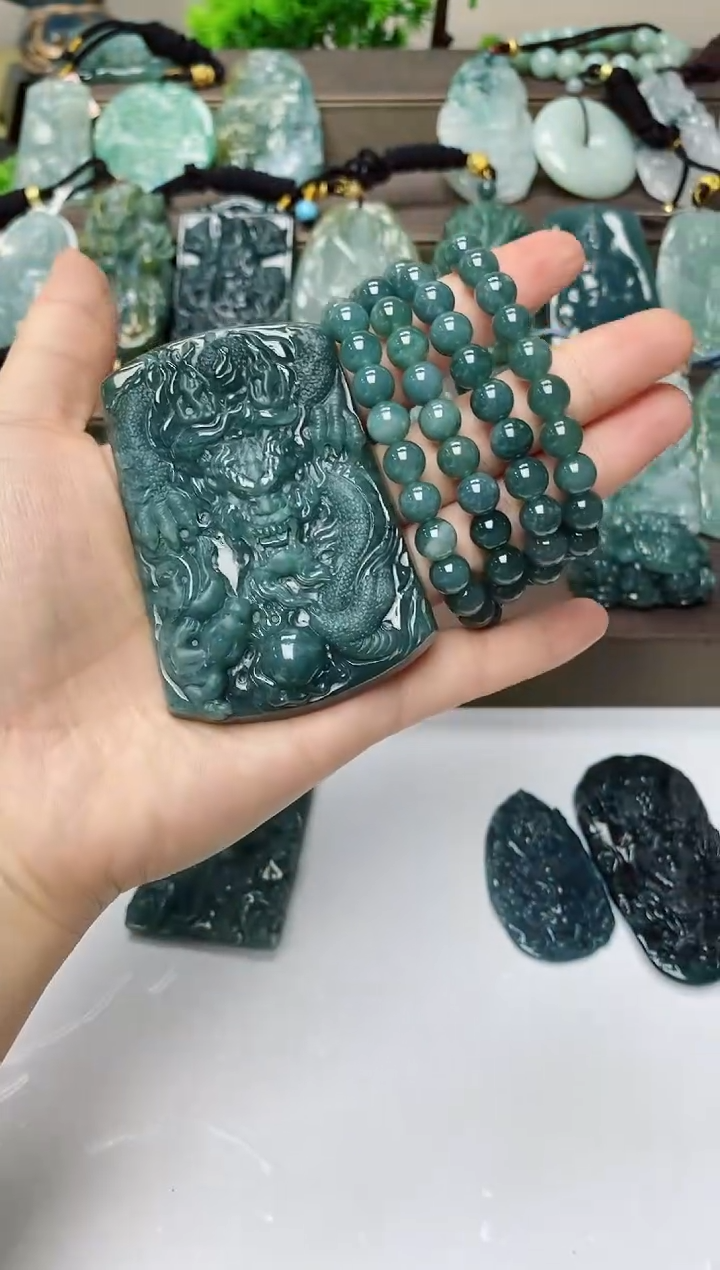 翡翠未镶嵌颈饰        