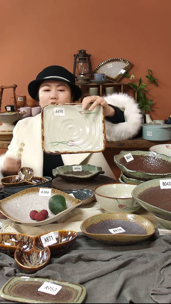 陶瓷A498 一只陶瓷荷花长方盘23*18.5可能微瑕