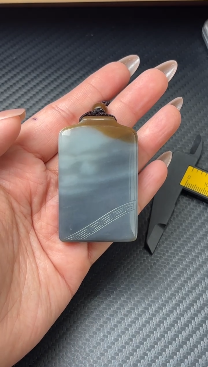 吊坠(赠链)未镶嵌和田玉若羌微色差吊坠