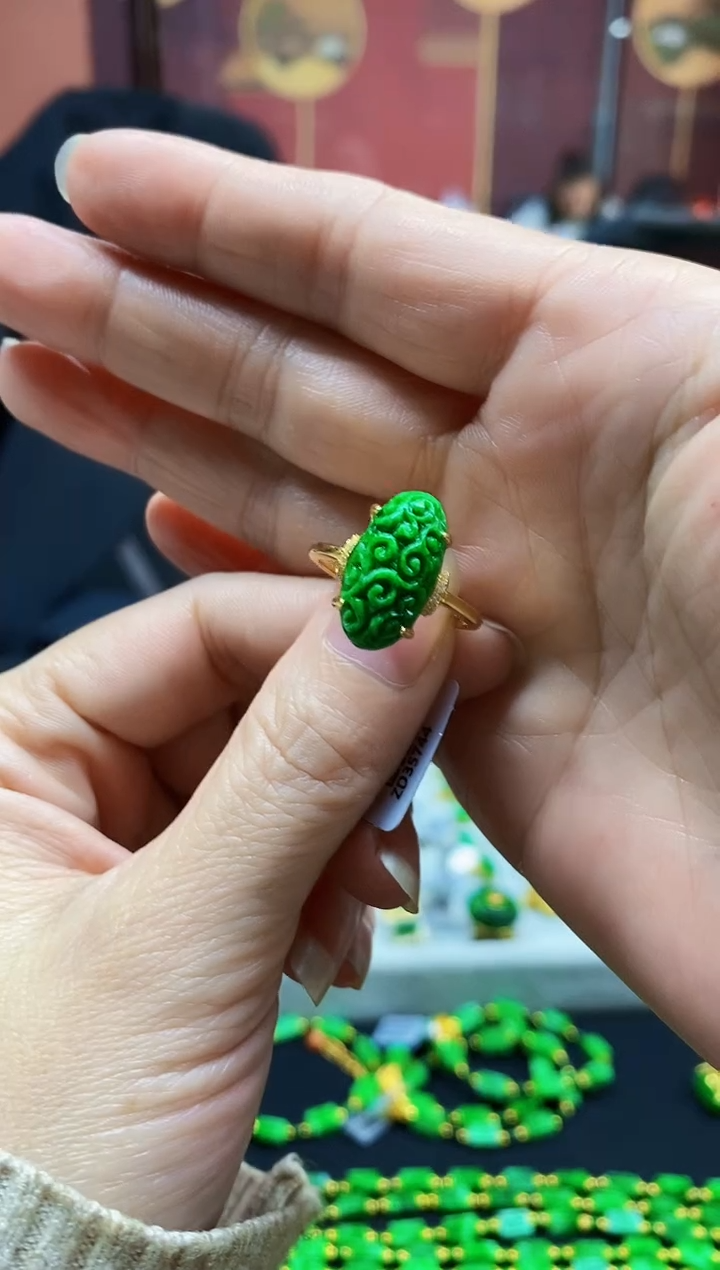 颈饰未镶嵌翡翠尘**定翡翠戒指