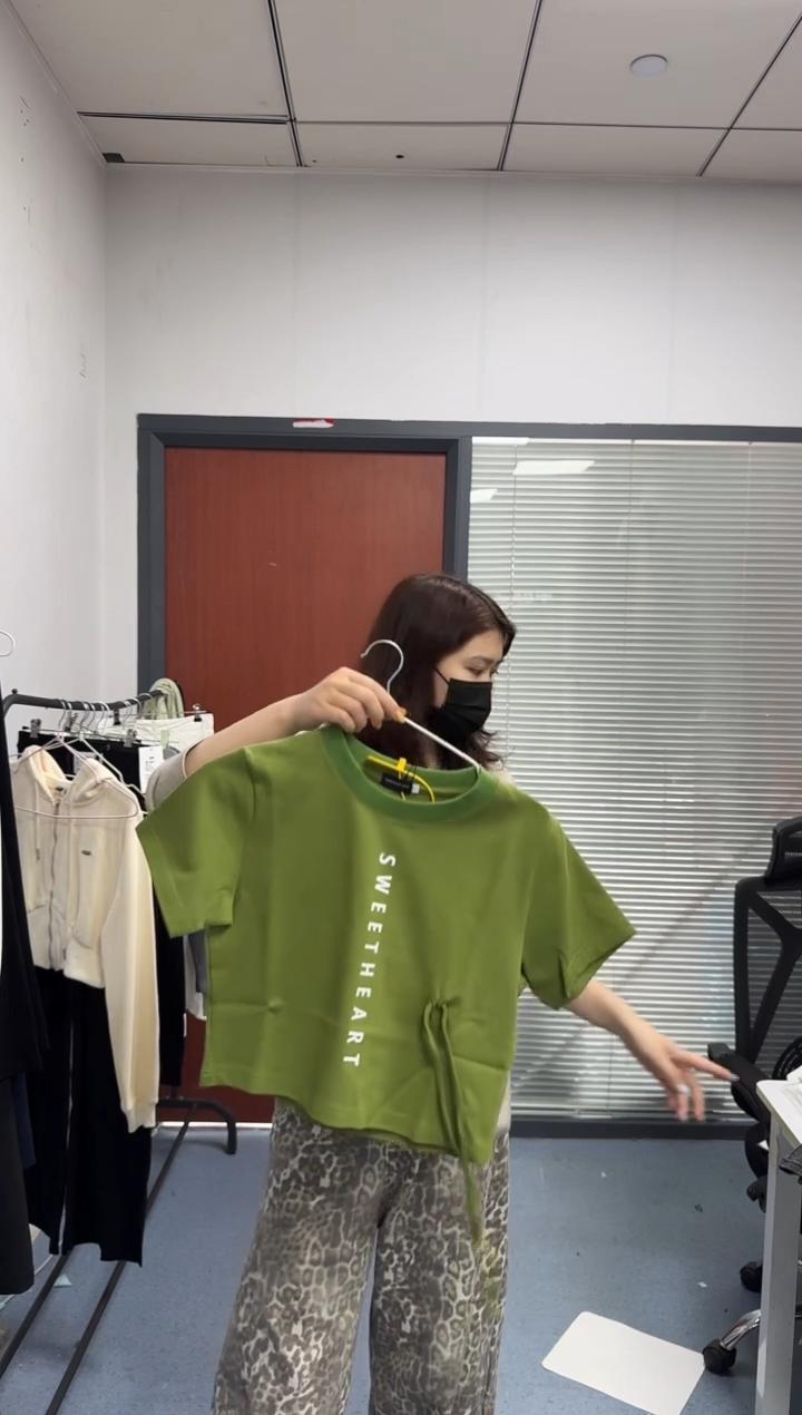 恐龙阿姨闪购商品：绿色上衣