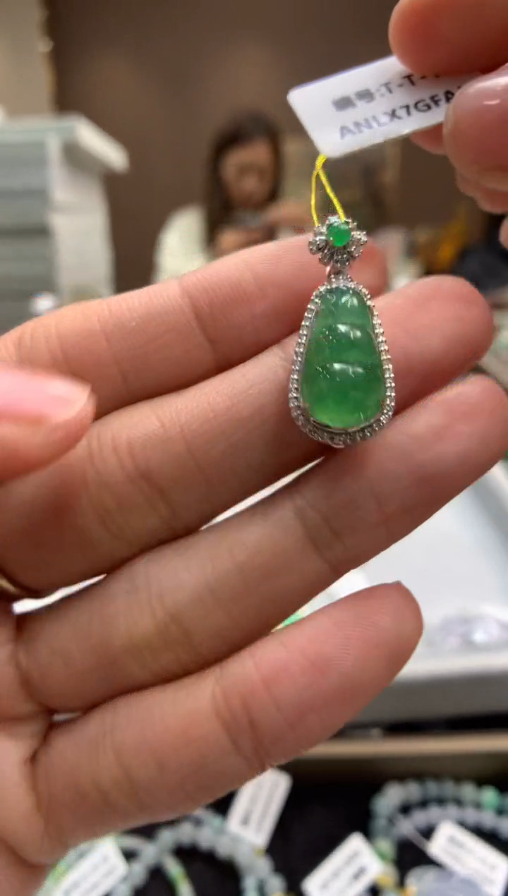 【闪购商品】翡翠颈饰18K金镶嵌福豆