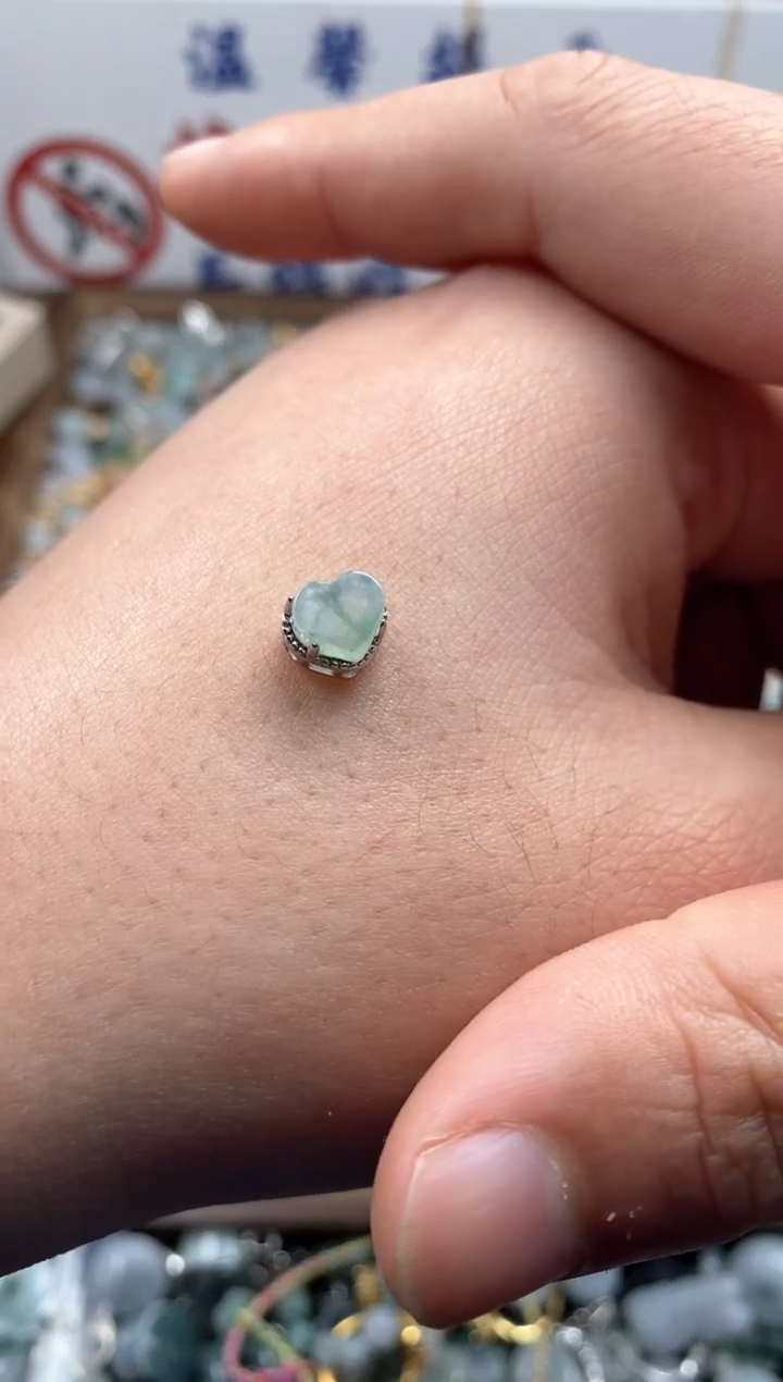 【闪购商品】翡翠颈饰未镶嵌哥哥