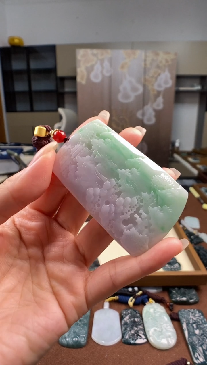 颈饰未镶嵌翡翠 多样性发其一