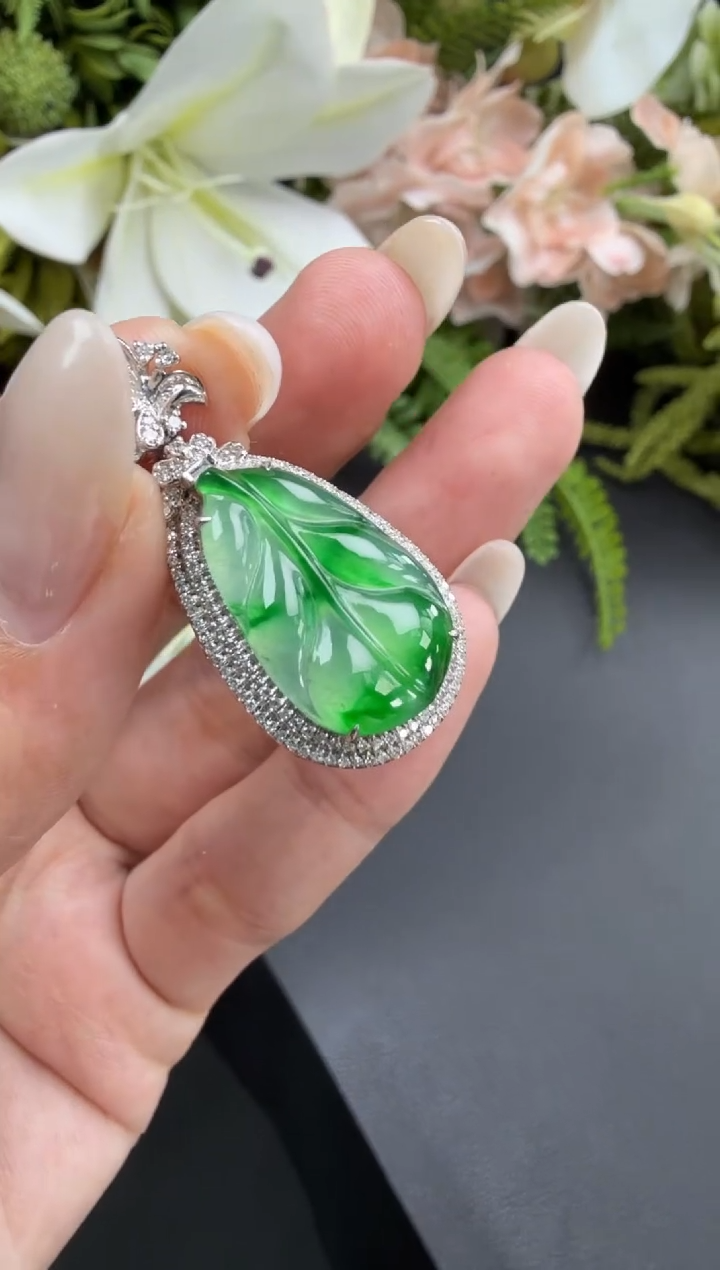 颈饰18K金镶嵌翡翠吊坠