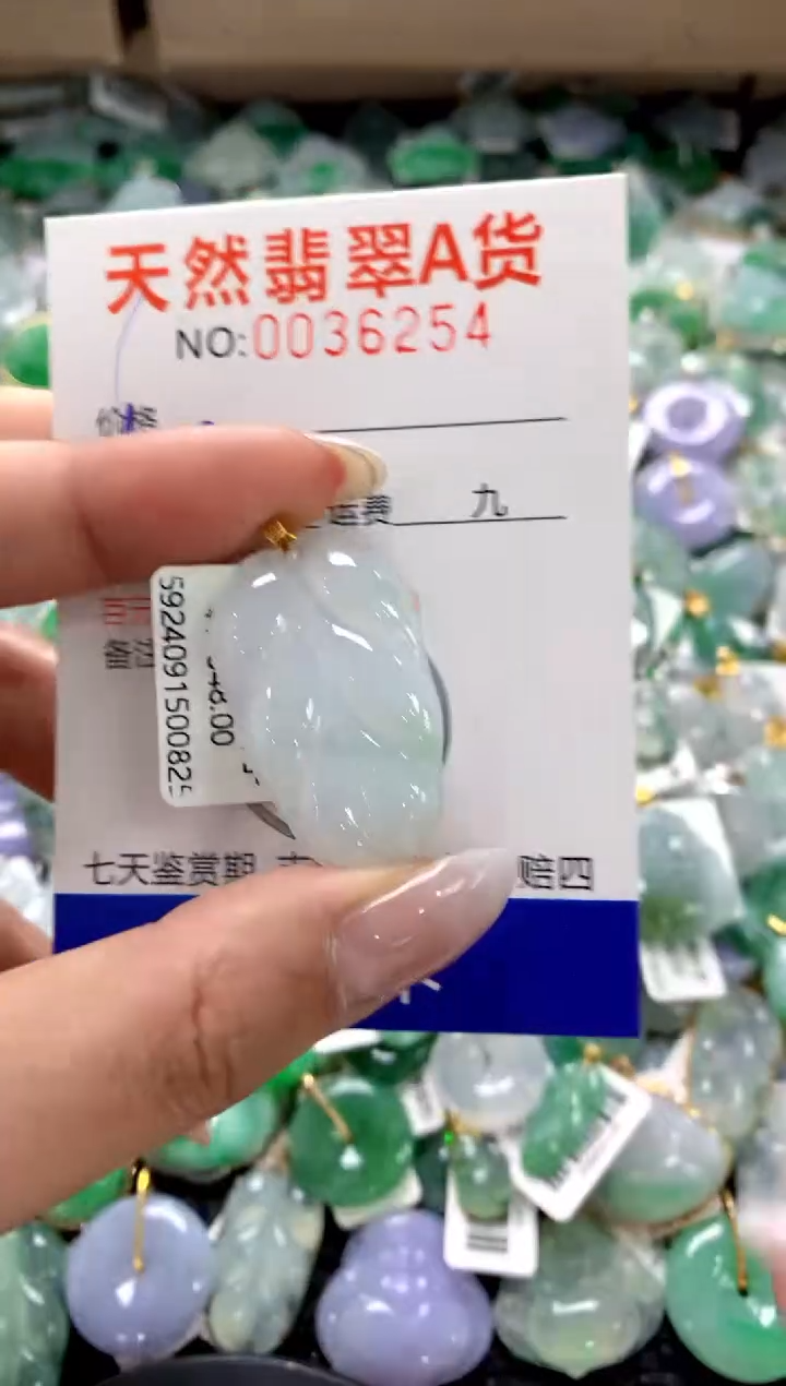 颈饰18K金镶嵌翡翠1111111111111111