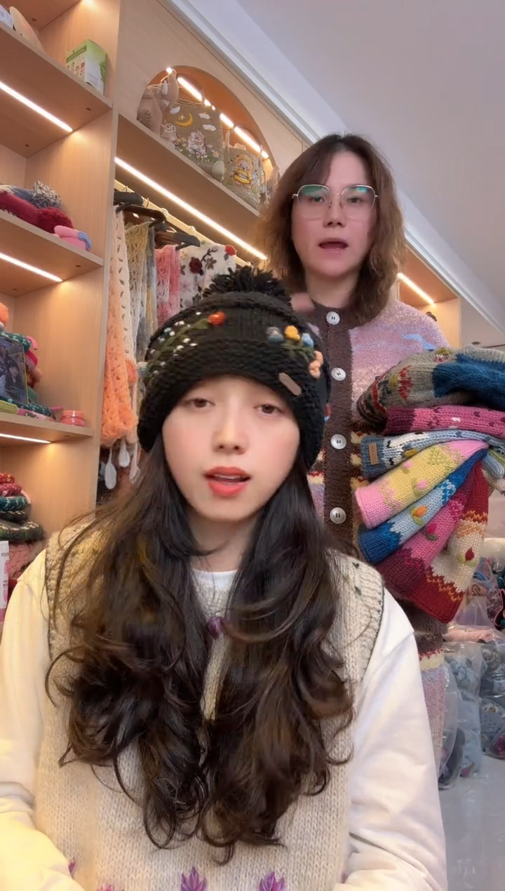 羊毛百羊毛黑色刺绣单球帽