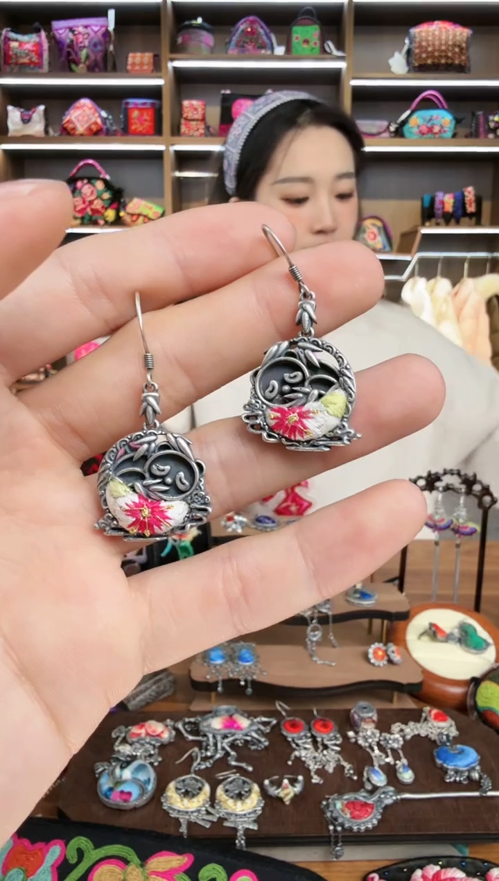【闪购商品】织绣8蒙阿苏苗绣传承