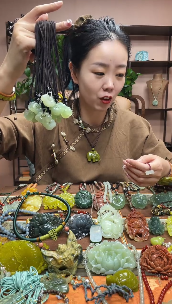 未镶嵌岫玉吊坠多样性发货发其中之一