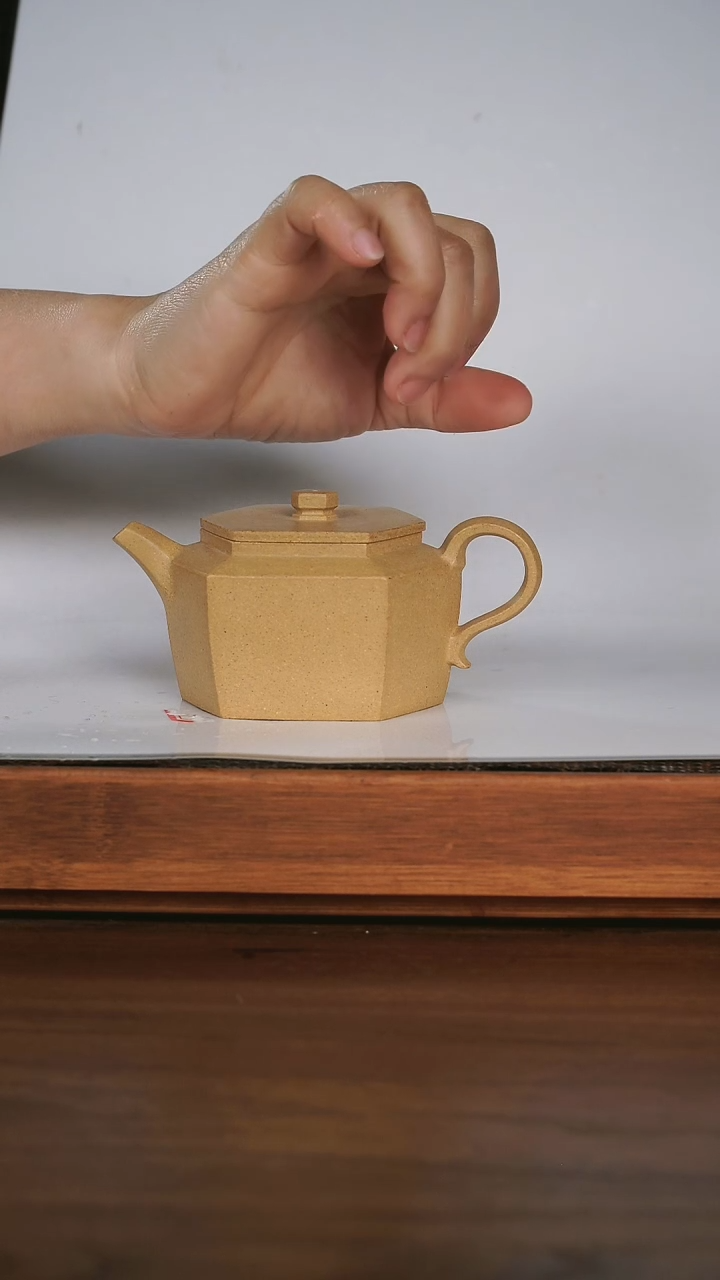 【闪购商品】紫砂茶壶 折肩六方 老宕口葵黄 150cc