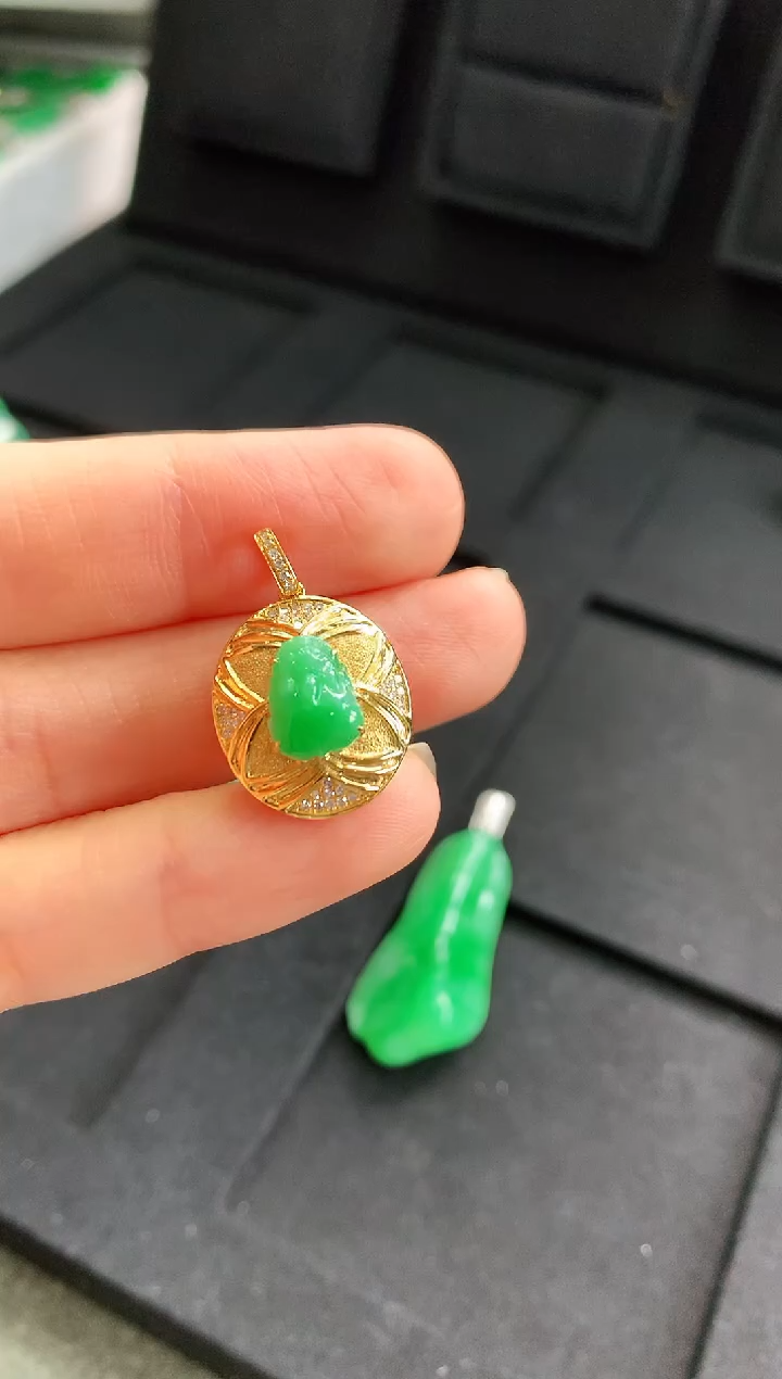 【闪购商品】翡翠吊坠(不含链)18K金镶嵌吊坠