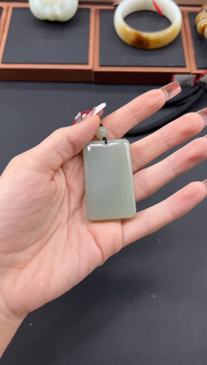 【闪购商品】和田玉吊坠(赠链)未镶嵌且末微色差近矿吊坠