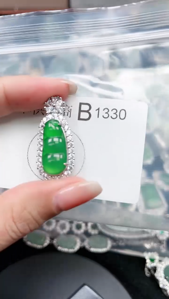 【闪购商品】翡翠颈饰未镶嵌1330赠皮绳